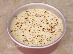 在蛋糕糊表面撒上干桂花。