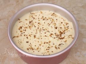 在蛋糕糊表面撒上干桂花。