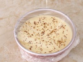 用保鲜膜将模具包紧。