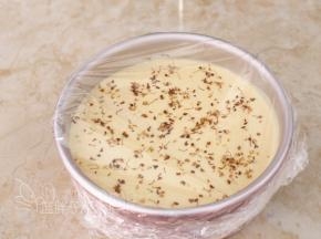 用保鲜膜将模具包紧。