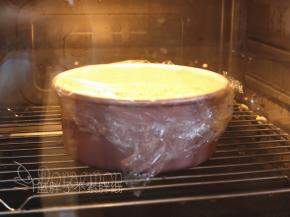 送入预热好的蒸烤箱，低温蒸烤模式，上下火100℃，蒸38分钟。蒸好之后不要急着拿出去，先在蒸烤箱中焖5分钟。没有蒸烤箱就用蒸炉，大火烧开水后放入蛋糕糊，中火加热38分钟，再焖5分钟出炉。