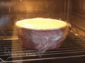 送入预热好的蒸烤箱，低温蒸烤模式，上下火100℃，蒸38分钟。蒸好之后不要急着拿出去，先在蒸烤箱中焖5分钟。没有蒸烤箱就用蒸炉，大火烧开水后放入蛋糕糊，中火加热38分钟，再焖5分钟出炉。