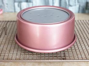 出炉后震一下，再倒扣稍微晾凉。