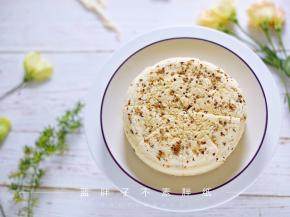 不需要完全晾凉，大概等上十来分钟就可以脱模。先轻轻顶一下模具底，让蛋糕有一点点离模，再把模具放在一个杯子上面，将模具轻轻往下推，就能轻松脱模啦。