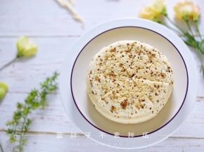 不需要完全晾凉，大概等上十来分钟就可以脱模。先轻轻顶一下模具底，让蛋糕有一点点离模，再把模具放在一个杯子上面，将模具轻轻往下推，就能轻松脱模啦。