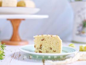 超级健康的红枣小米糕就做好了。小米糕可以趁热切块吃哦，松松软软的，带有红枣的清甜，味道很赞。