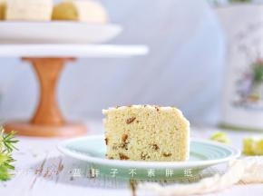 超级健康的红枣小米糕就做好了。小米糕可以趁热切块吃哦，松松软软的，带有红枣的清甜，味道很赞。