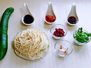 准备食材，面的量可以根据个人胃口。