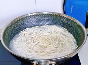 锅中加入纯净水烧开，水开后下面，煮熟即可。