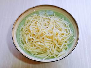 将煮熟的面捞出过冷水。(纯净水)