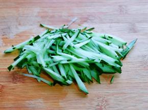 黄瓜洗干净，切丝备用。