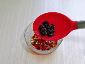 再加入老干妈辣酱，剁椒。(辣椒粉也可以，量根据个人口味)