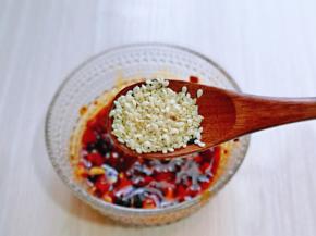 再加入熟白芝麻。(芝麻提前炒熟或者直接买熟的也可以)
