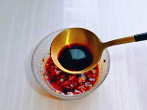 再加入生抽提鲜。