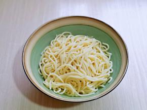 将面中的纯净水倒掉，再淋干水分。