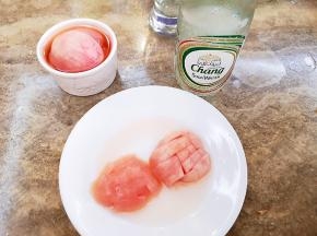 冰糖蜜桃两块切小丁。冰糖蜜桃的做法请看我的另一个食谱。