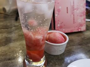 加入冰过的苏打水以及冰块