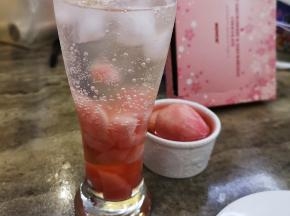 加入冰过的苏打水以及冰块