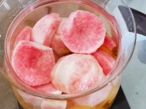 锅中放入少许水、果肉、100克冰糖煮20分钟即可
