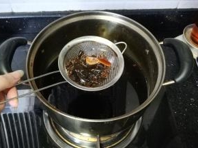 2.1小时后将卤汁的所有配料捞出
