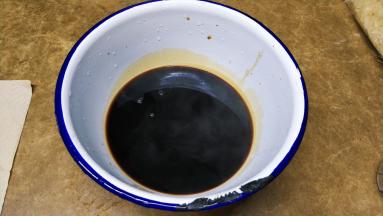 3.酱汁熬好后倒入深盘里晾凉
