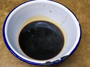 3.酱汁熬好后倒入深盘里晾凉
