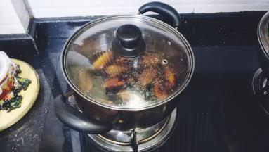 6.开大火煮开后立即关火，盖上盖子焖30-40分钟即可
