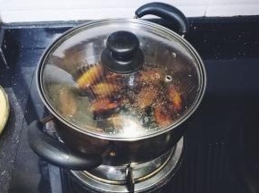 6.开大火煮开后立即关火，盖上盖子焖30-40分钟即可
