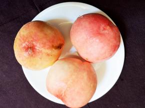 新鲜大水蜜桃三个，去皮后需要500克果肉