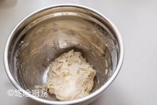 将除黄油外的材料全部放入盆中，和成面团，大米粉香味十足，像炒过的一样香