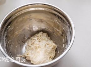 将除黄油外的材料全部放入盆中，和成面团，大米粉香味十足，像炒过的一样香