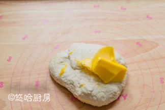 稍微揉搓几下，面团变得有韧性，放入软化的黄油。面团非常好揉，手揉搓几下就行。