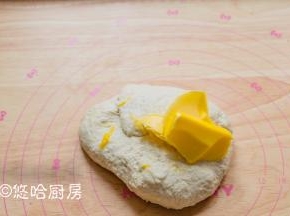 稍微揉搓几下，面团变得有韧性，放入软化的黄油。面团非常好揉，手揉搓几下就行。