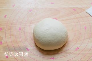 刚加入黄油的面团会变得烂乎乎的，搓揉至面团光滑即可。