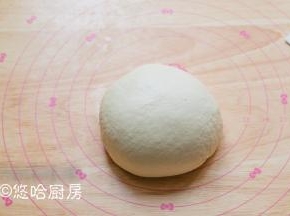 刚加入黄油的面团会变得烂乎乎的，搓揉至面团光滑即可。