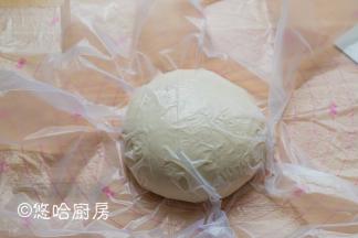 盖上保鲜膜，室温下松弛5分钟。松弛后的面团，有点膨大