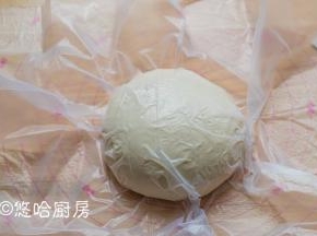 盖上保鲜膜，室温下松弛5分钟。松弛后的面团，有点膨大