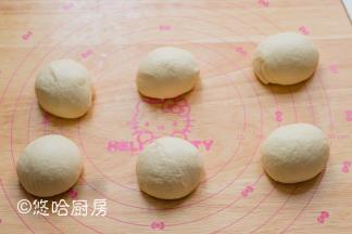 面团平均分成6个，滚圆后盖保鲜膜继续松弛10分钟
