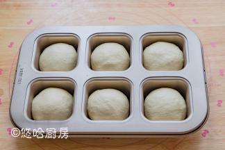 收口朝下放入模具中，盖保鲜膜室温下进行发酵，时间约1小时。