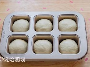 收口朝下放入模具中，盖保鲜膜室温下进行发酵，时间约1小时。