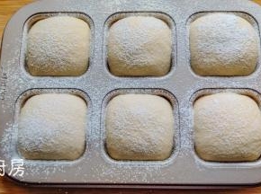 1小时后，面团发酵至满模，还高出模具一点，在面团表面筛一点大米面包粉。