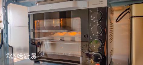 烤箱以上火220度、下火190度预热，预热到位后，模具放入烤箱的中下层，烘烤约20分钟。若看到上色深，可以中途加盖锡纸。