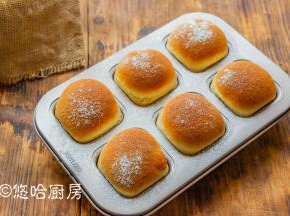 20分钟后取出烤盘，倒扣出面包至网架放凉。小面包有点湿润的口感，米香味十足。大米面包完美、好吃。