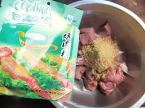 把肉丁放入盆里，倒入25克的孜然烤肉料