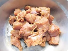 用手抓拌，让调味料充分吸收到肉中