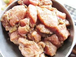 过干的话可以加一点点水一起抓

感觉有那种黏黏的手感，就可以了

然后保鲜膜覆盖

冰箱冷藏腌制3小时以上

我是腌了半天，中午腌的，晚上烤的