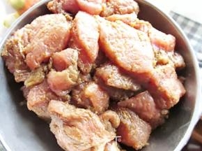 过干的话可以加一点点水一起抓

感觉有那种黏黏的手感，就可以了

然后保鲜膜覆盖

冰箱冷藏腌制3小时以上

我是腌了半天，中午腌的，晚上烤的