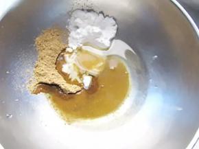 把剩余的5克料加入食用油和少许的水淀粉

放入碗里调成料汁

也可以直接放干淀粉

再加入一点点的水