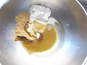 把剩余的5克料加入食用油和少许的水淀粉

放入碗里调成料汁

也可以直接放干淀粉

再加入一点点的水