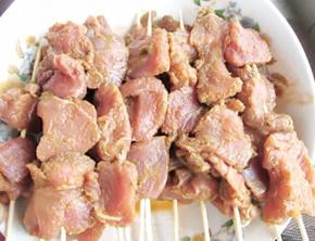 腌制好的肉丁



用竹签串成串